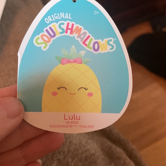 8 inch lulu pineapple comes with rare tag with eyes closed - Picture 2 of 2
